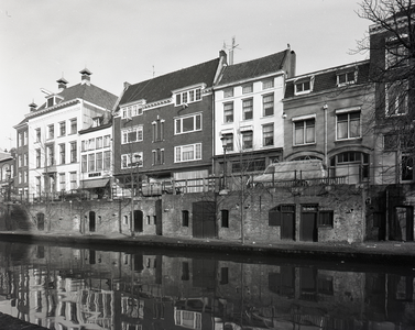 67701 Gezicht op de voorgevels en werfkelders van de huizen Oudegracht 318 (links)-332 te Utrecht.